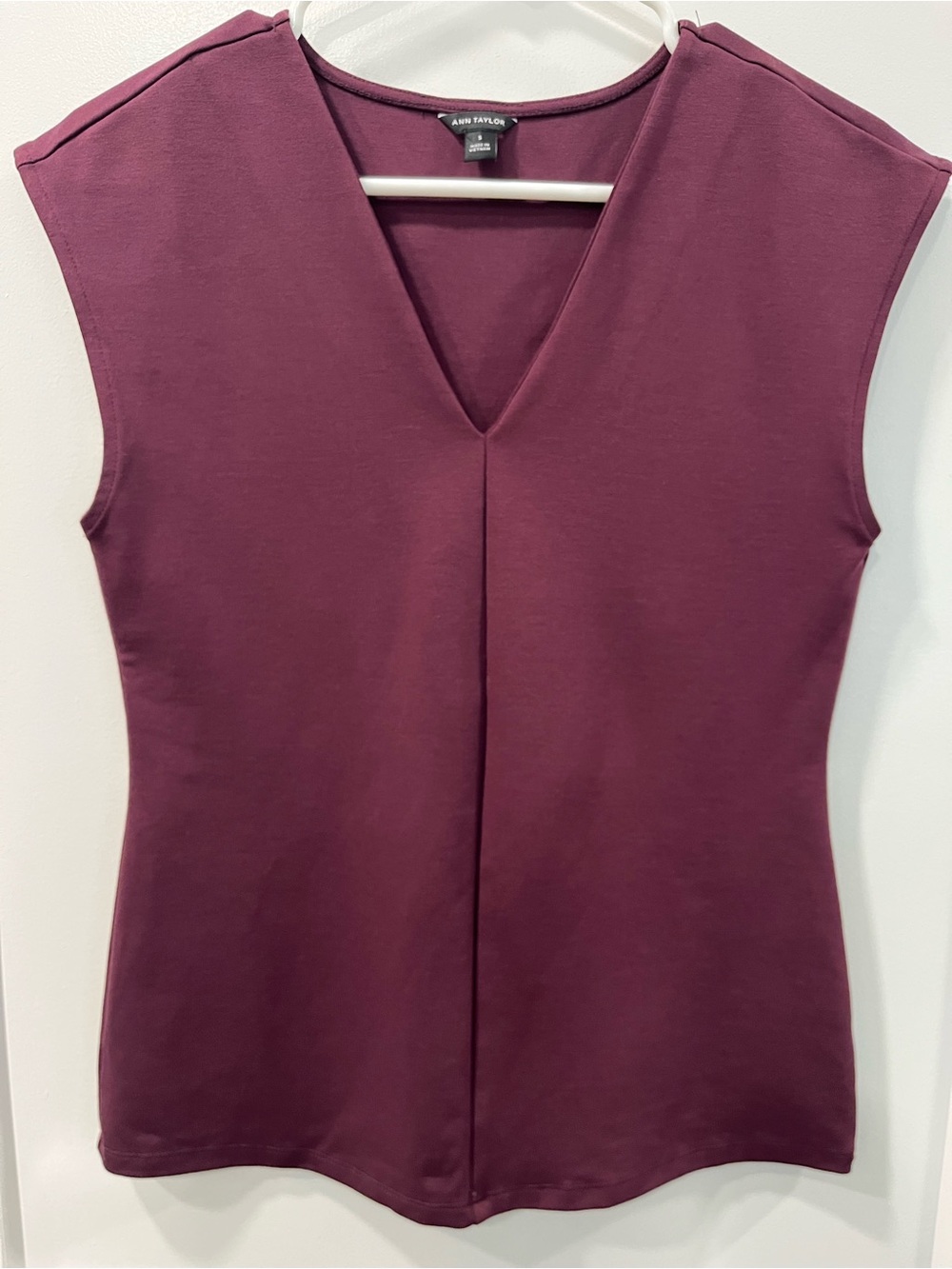 Ann Taylor Sleeveless V-Neck Tank in Plum